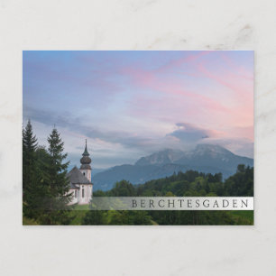 Postal Iglesia con montañas de los Alpes al atardecer