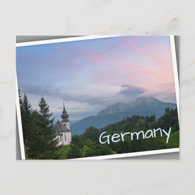 Postal Iglesia con montañas de los Alpes al atardecer (Anverso)