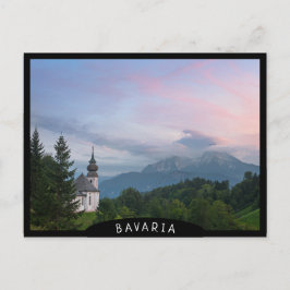 Postal Iglesia con montañas de los Alpes al atardecer