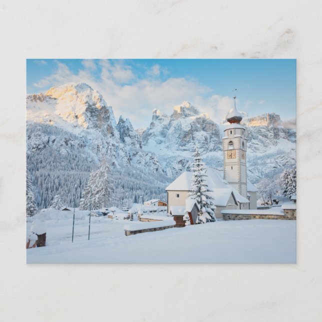Postal Iglesia cubierta de nieve con fondo de montaña (Anverso)