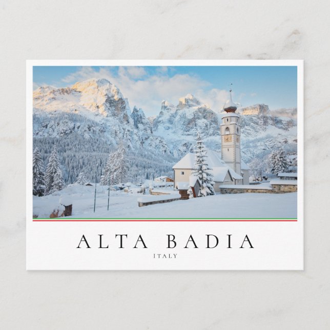 Postal Iglesia cubierta de nieve con fondo de montaña (Anverso)