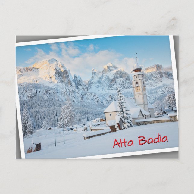 Postal Iglesia cubierta de nieve con fondo de montaña (Anverso)