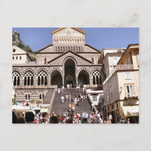 Postal Iglesia de Amalfi, visitada por muchos turistas