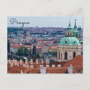 Postal iglesia de San Nicolás y tejados de Praga