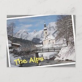 Postal Iglesia en la nieve con los Alpes en invierno