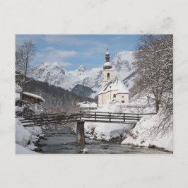 Postal Iglesia en la nieve con los Alpes en invierno