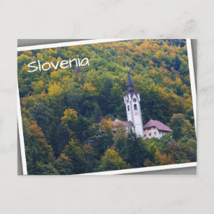 Postal Iglesia en un bosque en caída de Eslovenia