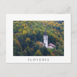 Postal Iglesia en un bosque en caída de Eslovenia