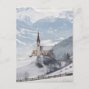 Postal Iglesia en un paisaje alpino de invierno