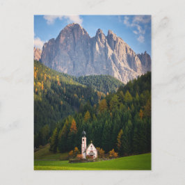 Postal Iglesia frente a las montañas Dolomitas en Italia