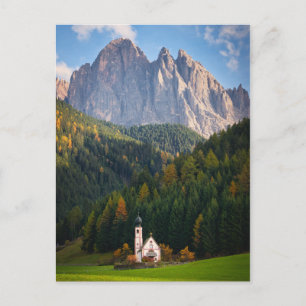 Postal Iglesia frente a las montañas Dolomitas en Italia