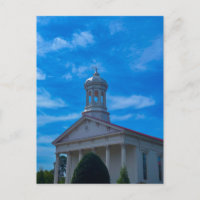 Iglesia histórica blanca con vista del cielo azul