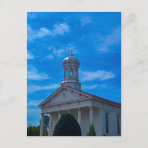Postal Iglesia histórica blanca con vista del cielo azul