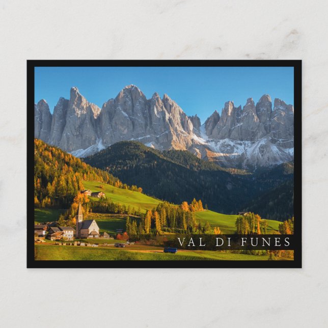 Postal Iglesia y pueblo con paisaje montañoso (Anverso)