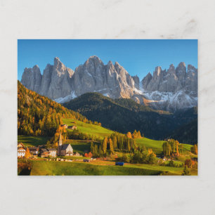 Postal Iglesia y pueblo con paisaje montañoso postca