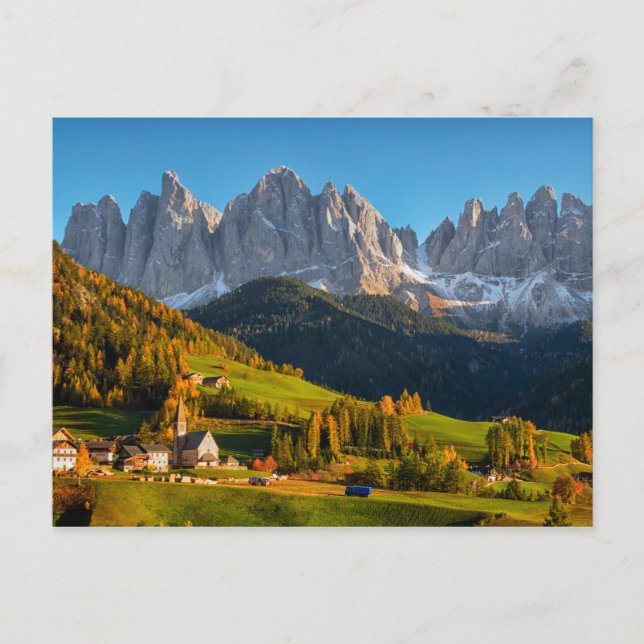 Postal Iglesia y pueblo con paisaje montañoso postca (Anverso)