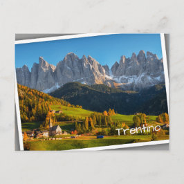 Postal Iglesia y pueblo con paisaje montañoso postca