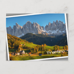 Postal Iglesia y pueblo con paisaje montañoso postca
