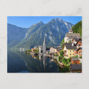 Postal Iglesia y pueblo de Hallstatt, Austria con Alpes