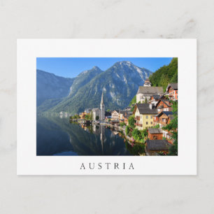 Postal Iglesia y pueblo de Hallstatt, Austria con Alpes