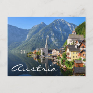 Postal Iglesia y pueblo de Hallstatt, Austria con Alpes