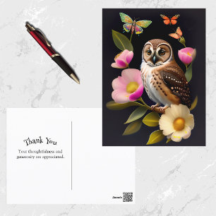 Postal Ilustración de búho con flores rosas y mariposas