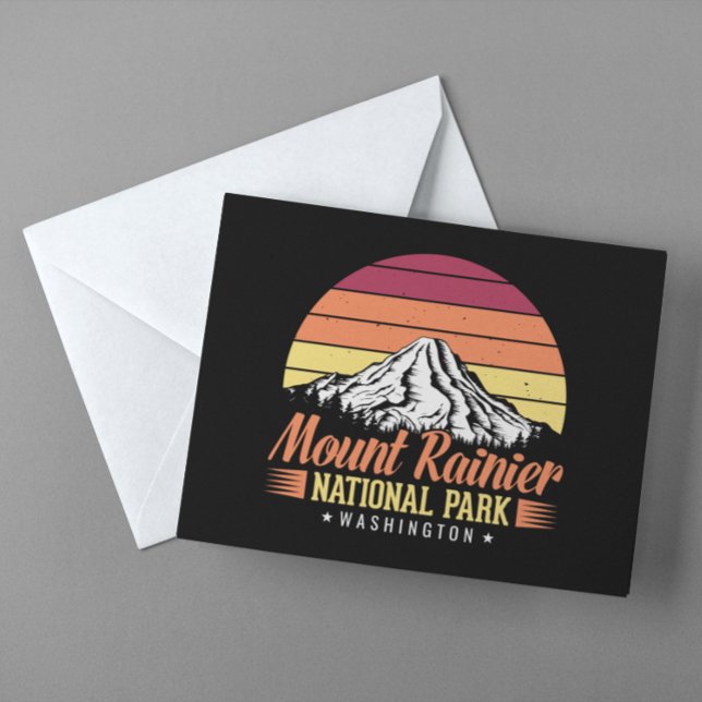 Postal Ilustración del atardecer retro del Monte Rainier  (Retro Sunset Mount Rainier Washington Illustration Postcard)
