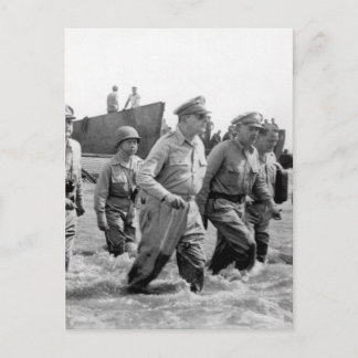 Postal Imagen del General Douglas MacArthur wades ashore_