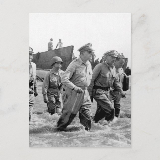 Postal Imagen del General Douglas MacArthur wades ashore_ (Anverso)