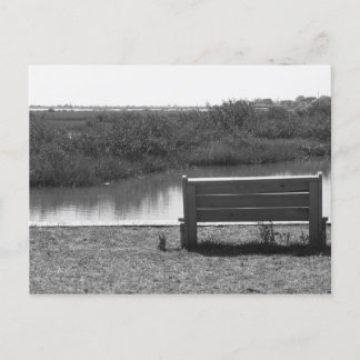 Postal Imagen en blanco y negro del banco por río