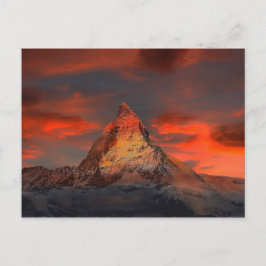 Postal Impresionante paisaje de cielos rojos de matterhor