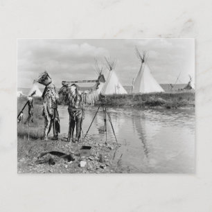Postal Indios viendo negativos fotográficos, 1913