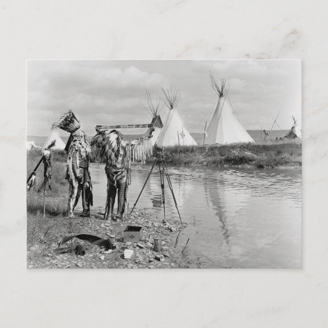 Postal Indios viendo negativos fotográficos, 1913 (Anverso)