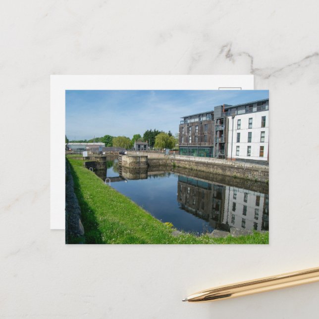 Postal Industrial Echoes: Modern Living on the Wakefield (Anverso/Reverso In Situ)