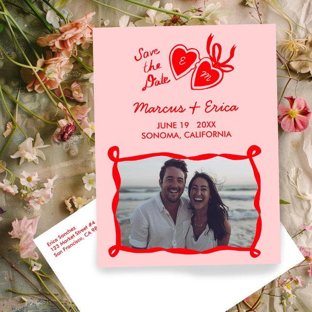Postal Iniciales fotográficas de Personalizado de bloqueo (Heart Locket Custom Photo Initials Save the Date Postcard
Red Pink)