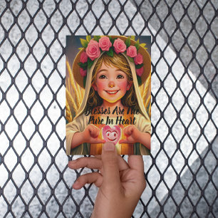 Postal Inocencia Capturada: Niña Pequeña Sosteniendo Tier