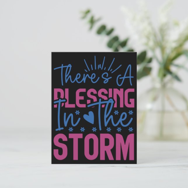 Postal Inspirador Hay Una Bendición En La Tormenta (Anverso de pie)
