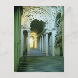 Postal Interior con vistas a la escalera