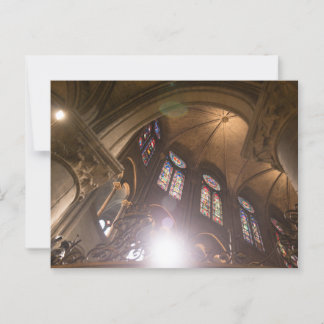 Postal Interior de Notre Dame con vidrio manchado