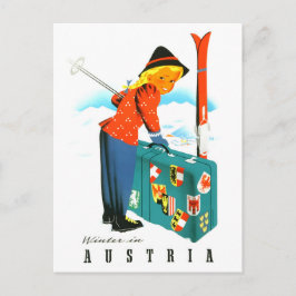 Postal Invierno en Austria, chica de esquí con maleta gra