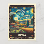 Postal Iowa | Vincent Van Gogh Inspired<br><div class="desc">Embarcadero en un viaje de pintoresca por el corazón con "Iowa | Postales inspiradas por Vincent van Gogh". Esta postal transforma los paisajes por excelencia de Iowa -desde sus tierras de labranza hasta el sereno río Des Moines- en un lienzo que repite el vívido estilo giratorio de Vincent van Gogh....</div>