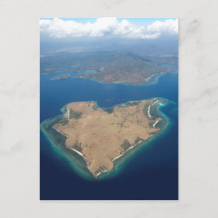 Postal isla paradisíaca en forma de corazón
