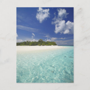 Postal Isla tropical rodeada de laguna, Maldivas,