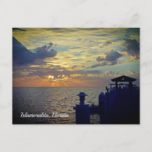 Postal Islamoralda Florida sentada en el muelle
