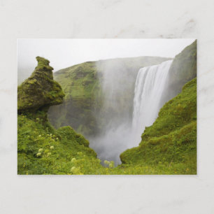 Postal Islandia. La cascada de Skogarfoss se precipita so