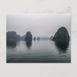 Postal Islas rocosas de Misty Halong Bay, Vietnam