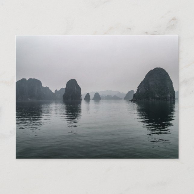 Postal Islas rocosas de Misty Halong Bay, Vietnam (Anverso)