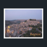 Postal Italia - Sicilia - Ragusa - Vista nocturna -<br><div class="desc">Aquí encontrarás el recuerdo de tus vacaciones. Esta categoría contiene recuerdos de muchos lugares en: Europa - Italia - Sicilia - Ragusa. ¡Sorprende a amigos y parientes con los recuerdos únicos de tu gran viaje! ¡Pruébelos!</div>
