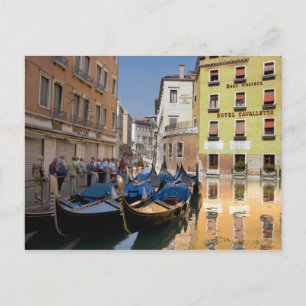 Postal Italia, Venecia, góndolas amarradas a lo largo del