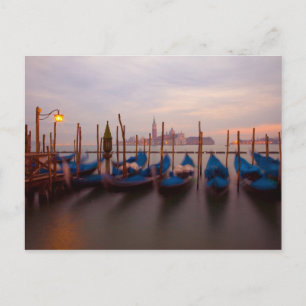 Postal Italia, Venecia. Gondolas ancladas al anochecer.